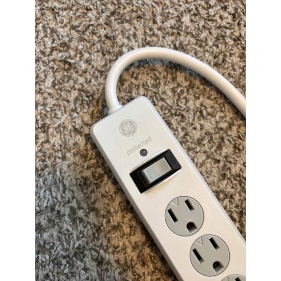 10 foot Surge protector extension cord with 6 outlets - Picture 4 of 5